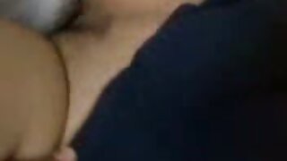 गोड कावळ्याचे केस असलेली बाळ तिच्या BF द्वारे मिशनरी स्थितीत fucked नाही