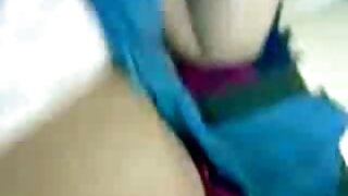 खूप tanned bootylicious श्यामला वेडसरपणे कोंबडा स्वारी आणि छान footjob देते