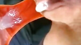 सरळ केसांचा गोरा MILF उलटी काउगर्ल पोझ मध्ये मजबूत कोंबडा वर आहे