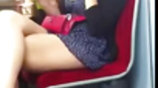 जपानी MILF हूची तिच्या परिपूर्ण शरीराची बढाई मारते