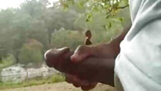 ती डिक चालवत असताना दिनाराचे मोठे स्तन उसळत आहेत