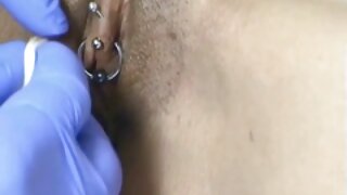 गट संभोग आणि एक सोनेरी slutty मजला वर सह भिजत दाखवते