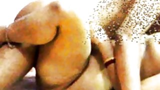 टायटलेस ब्लॉन्डी जीभेचे स्वागत करण्यासाठी तिच्या पाठीवर पाय बाजूला ठेवून झोपण्यापूर्वी तिच्या लहान स्तनांना तोंडावाटे लावते. नंतर ती एक आवेशपूर्ण तोंडी संभोग सह परतफेड.