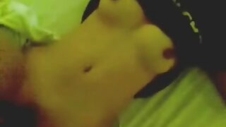 टॅटू चिक गिटार वाजवण्याचा आनंद घेते आणि चोदते