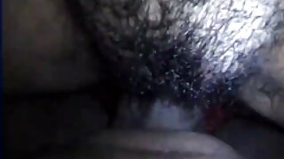 स्टॉकिंग्जमध्ये बुटीफुल बेब तिच्या मैत्रिणीच्या चेहऱ्यावर बसून आनंद घेते